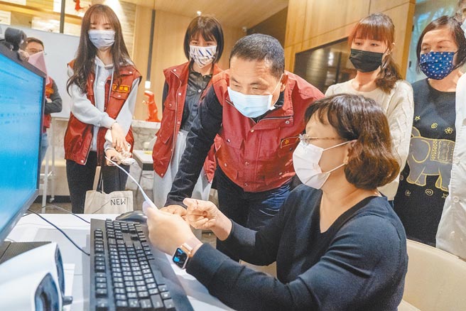 新北市昨日启动徵用防疫旅馆转型集中检疫中心，专门收治无症状、轻症个案，新北市长侯友宜前往泰山区集中检疫中心视察整备状况。（新北市卫生局提供／蔡雯如新北传真）