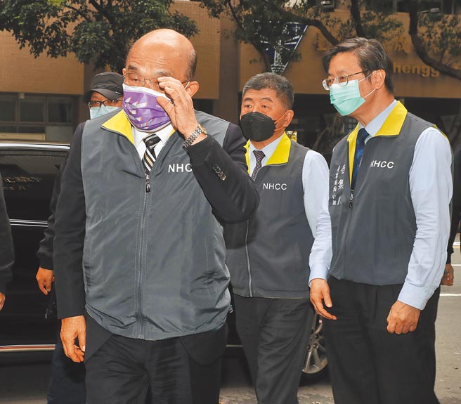 行政院长苏贞昌（前）23日前往中央流行疫情指挥中心视察时表示，Omicron传播快速，但都比较轻症，甚至于无症状，呼吁全体国民「戒慎不必恐惧」。图后右二为中央流行疫情指挥中心指挥官陈时中。（刘宗龙摄）