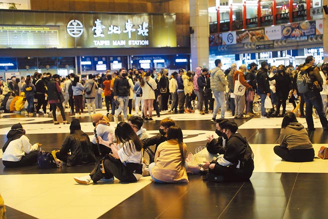 北市卫生局23日公布桃园亚旭电脑厂染疫移工的足迹，包括台北车站，车站除打疫苗民眾外，仍有移工利用假日聚会。（刘宗龙摄）