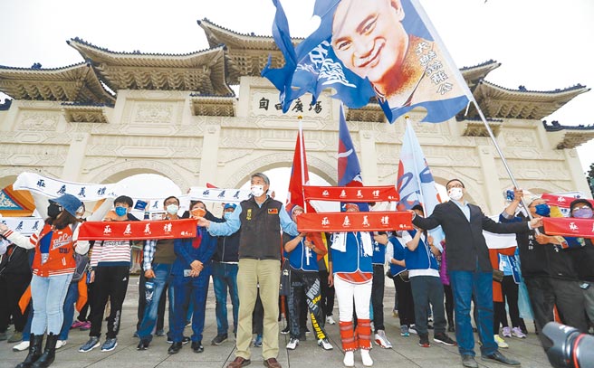 促转会抛出中正纪念堂改制方案，移除蒋中正铜像，改为反省威权歷史公园。孙文学校总校长张亚中（中）23日在自由广场牌楼下举行「善报蒋中正」活动，高举印有「礼义廉耻」的毛巾，号召一起守护蒋中正，反对拆除铜像。（图文：刘宗龙）