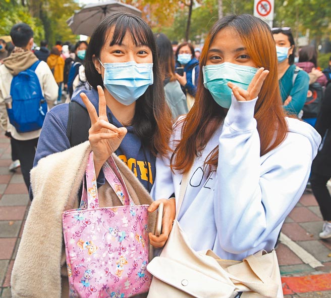 大学学测23日结束，考生陆续步出师大附中试场，对镜头比胜利手势，即使因疫情戴着口罩，也藏不住考试结束的好心情。（陈君玮摄）