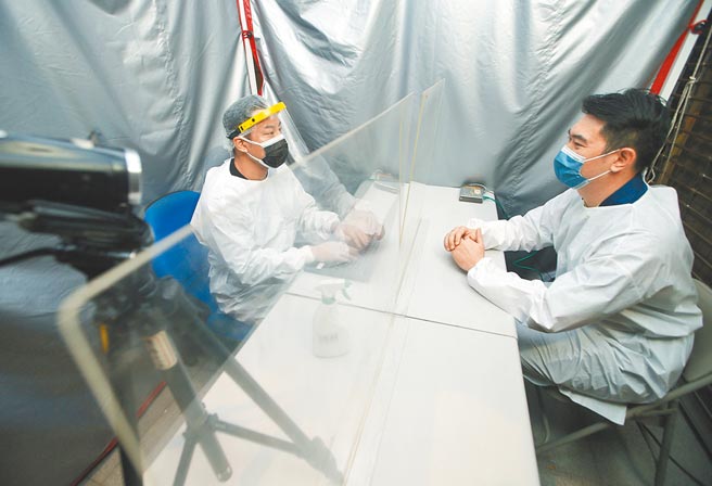 Omicron變種病毒傳播快速，高雄警方已全面恢復去年三級警戒時的戶外偵訊區。圖為北市刑大的戶外偵訊室，將視疫情狀況隨時啟用，偵訊雙方都要防護裝備。（陳怡誠攝）