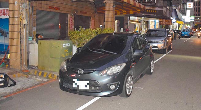 台中市吳姓男子搶走阮姓女子欲匯兌越南盾的120萬台幣後，搭乘曾姓男子駕駛的自小客車逃逸，警方隨後在北區發現該輛犯案汽車。（民眾提供／馮惠宜台中傳真）