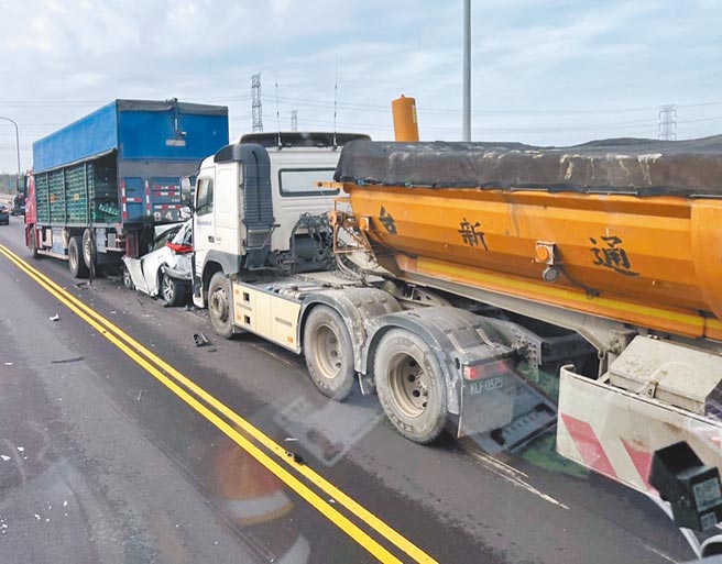 台17線中彰大橋23日上午發生5車連環追撞車禍，休旅車被前後大車包夾，車體扭曲變形，消防救護人員動用消防器材才將車內夫婦救出。（彰化縣政府提供／吳敏菁彰化傳真）