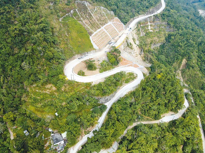 張麗善上任後，開始修復中斷20多年的149甲線，並打造5座明隧道，宛如一條巨龍公路，將在2月通車。（本報資料照片）