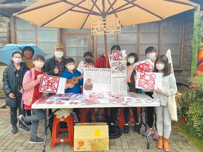 花莲县寿丰乡志学国小学童去年利用雷射切割机制作窗花意外暴红，今年特别前往花莲市公所好客市集摆摊义卖。（花莲市公所提供／罗亦晽花莲传真）