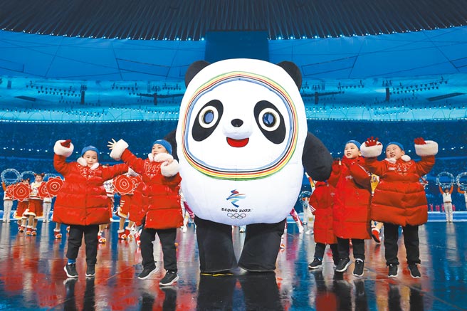 北京冬奥村23日预开村，22日晚在北京国家体育馆「鸟巢」进行开幕式表演的全流程彩排。（新华社）