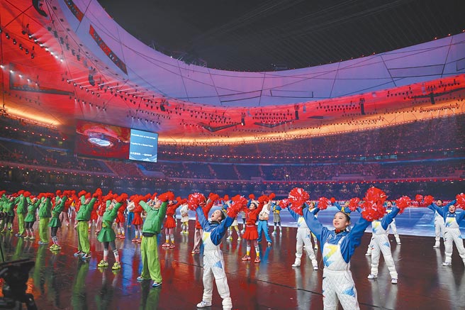 北京冬奥村23日预开村，22日晚在北京国家体育馆「鸟巢」进行开幕式表演的全流程彩排。（新华社）