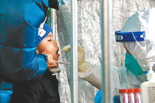 大陸北京為有效阻斷疫情傳播，確保居民生命安全和身體健康，豐台區23日開展全區核酸檢測。（新華社）