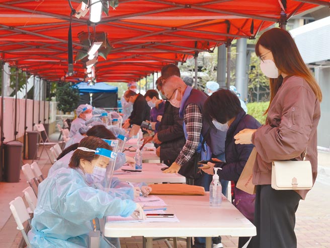 香港特区政府23日早上完成晓葵楼的强检行动，约2300名居民和访客接受检测，没有发现阳性个案。图为工作人员检查晓葵楼受限人士是否已接受强制检测。（中新社）