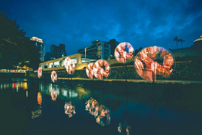 新竹市「新竹過好年─虎嘯生風」展期，6件聲光裝置23日晚間起在東門城、護城河等處點亮。圖為「無限光景─護城河版」。（新竹市政府提供／陳育賢新竹傳真）