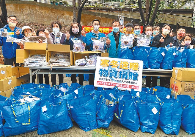 台中市议员杨正中与服务处执行长杨大鋐等，昨天于国安国宅发放过年物资及年菜给国安国宅社区中低收入户和独居老人。（杨正中服务处提供／陈世宗台中传真）