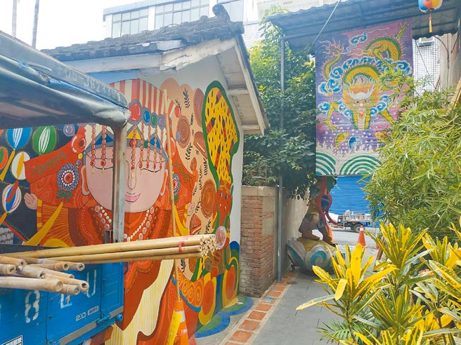 云林县北港镇巷弄灯会照常举行，呼吁民眾保持安全距离。（张朝欣摄）