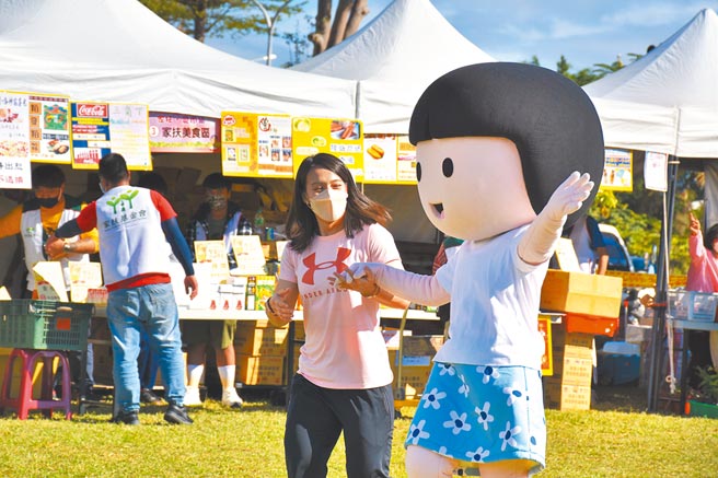 台東家扶中心23日舉辦愛市集義賣活動，舉重女神郭婞淳到場支持。（台東家扶中心提供／蔡旻妤台東傳真）