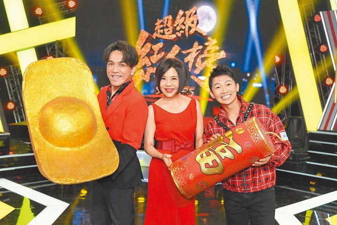 《超级红人榜》主持人于美人（中）、蔡昌宪（右）、许志豪开心录过年特别节目，准备过个好年。（三立提供）