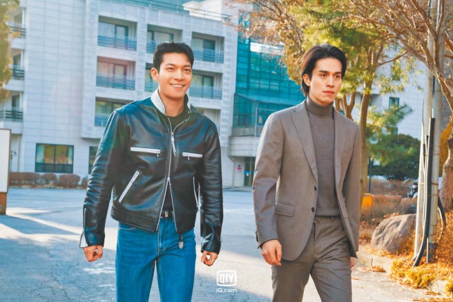 李棟旭（右）跟魏嘏隽主演的韓劇《Bad and Crazy邪惡與瘋狂》即將邁入大結局。（愛奇藝國際站提供）