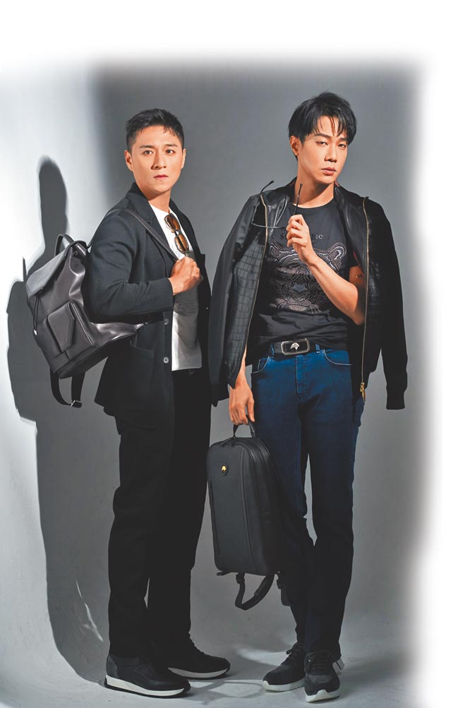 薛仕凌著Stefano Ricci 鰐魚皮拼真絲布勞森外套，86萬、燙鑽老虎紋圓領T恤，2萬6000元、鰐魚皮細節修身牛仔褲，5萬2000元，搭配手工啞光鰐魚皮鈀金腰帶，9萬元、鰐魚皮翻皮休閒鞋，22萬9000元、鍍金Logo牛皮後背包，13萬；鄭人碩著Stefano Ricci 兩粒扣解構式針織西裝，20萬4000元、白色刺綉老鷹T-shirt，1萬8000元，棉質黑色牛仔褲，4萬4000元、手工啞光鰐魚皮鍍釕腰帶9萬、鹿皮拼鰐魚皮休閒鞋，4萬元、手工小牛皮雙肩包，12萬9000元。（攝/JOJ PHOTO、鄭人碩妝髮/李昀熹、薛仕凌髮/80's studio_garden、妝/Jimmy Wu）