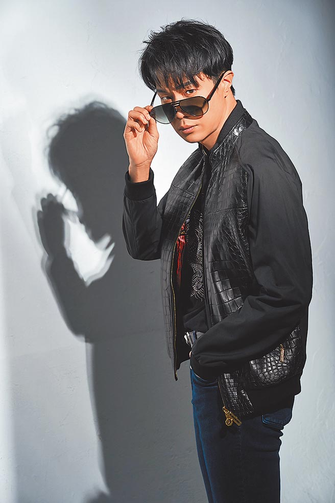 薛仕凌著Stefano Ricci 鰐魚皮拼真絲布勞森外套，86萬、燙鑽老虎紋圓領T恤，2萬6000元、鰐魚皮細節修身牛仔褲，5萬2000元，搭配手工啞光鰐魚皮鈀金腰帶，9萬元、Heritage太陽鏡，4萬5000元。（攝/JOJ PHOTO、髮/80's studio_garden、妝/Jimmy Wu）