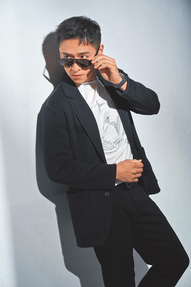 鄭人碩著Stefano Ricci 兩粒扣解構式針織西裝，20萬4000元、白色刺綉老鷹T-shirt，1萬8000元、棉質黑色牛仔褲，4萬4000元、手工啞光鰐魚皮鍍釕腰帶9萬、鹿皮拼鰐魚皮休閒鞋，4萬元、Eagle飛行款太陽鏡，4萬4000。（攝/JOJ PHOTO、妝髮/李昀熹）