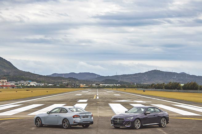BMW 220i M Sport（左）与M240i xDrive（右）外观设计汲取2002、E46 M3经典元素，处处散发BMW动感气息，售价分别为199、289万元。（陈大任摄）