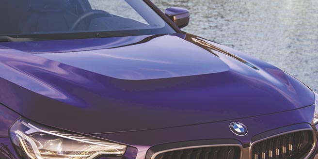 中央隆起引擎盖折线设计则缘起于E46 M3，光影下展现美感。（陈大任摄）