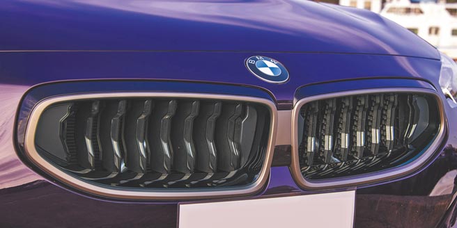 全新双色水箱护罩外框，水波纹鳞片造型直栅会依需求启闭。（陈大任摄）