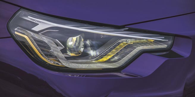 智慧LED头灯以金色饰条点缀，营造出炯炯有神的锐利锋芒。（陈大任摄）