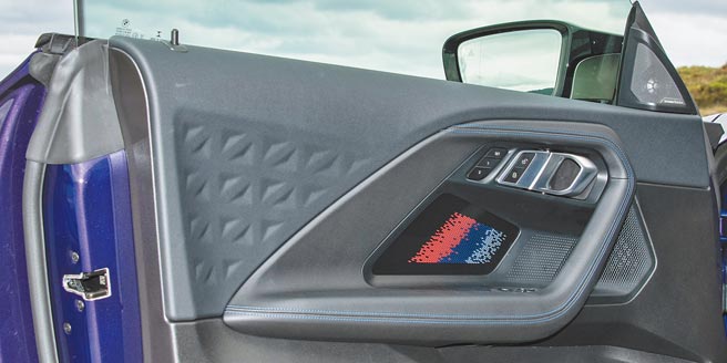 M光影车门饰板，除立体三角压纹，夜间还会发出同色背光。（陈大任摄）