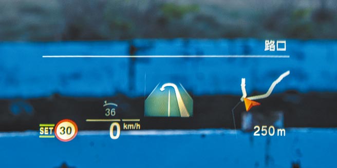 车况抬头显示器投影面积加大75%，显示更丰富的行车资讯。（陈大任摄）