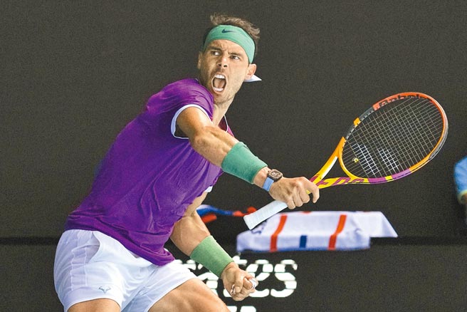 纳达尔怒吼庆祝自己抢下关键分。（美联社）