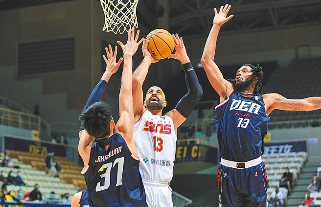 太阳洋将桑尼（中）在两人包夹当中找到出手空隙。（T1联盟提供）