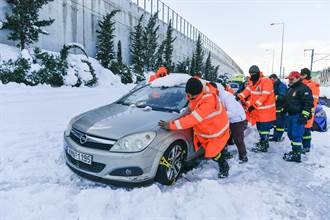暴風雪襲希臘大批車輛困路上 徹夜疏散數千人