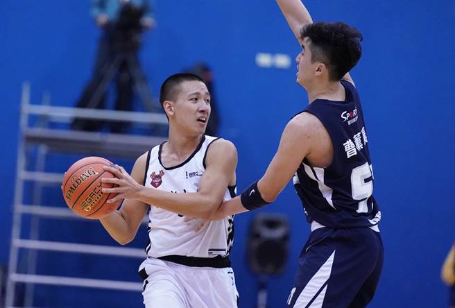 台灣大學徐子惇(左)飆進5記外線、拿全隊最高17分。(大專體總提供)