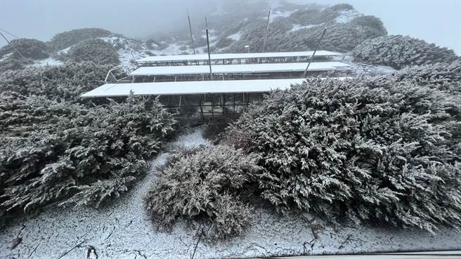 许多民眾期待趁着这波寒流上山追雪，图为今年1月底玉山降雪。（图／气象局提供）