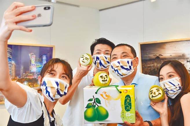 新北市政府副发言人戴湘仪（左）、吕家恺（左二）、蔡畹蓥（右一）传出都将投入新北市议员选战，市长侯友宜表示，他们都是努力做事的年轻人。（新北市政府提供／陈慰慈新北传真）