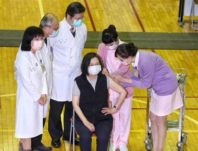 蔡英文总统（前中）15日到台大医学院体育馆接种站，接种第三剂高端疫苗。（赵双杰摄）