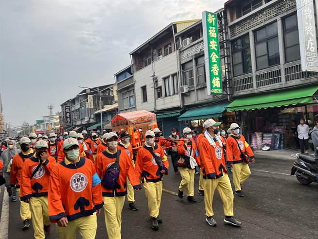一年一度的國家重要民俗「東山碧軒寺迎佛祖暨遶境」25日清晨6時54分，從東山碧軒寺起駕。（張毓翎攝）