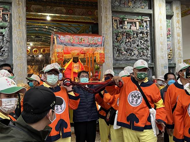 台南市長黃偉哲（中）親自到場為佛祖獻香和扶轎。（張毓翎攝）