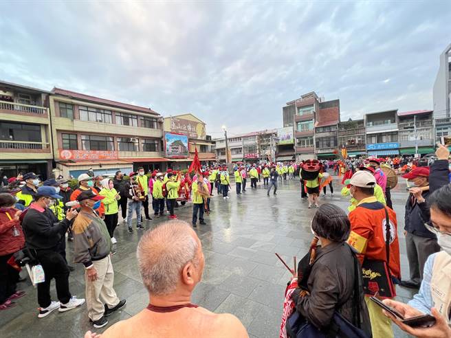 附近商家說，以前起駕遶境時，還沒清晨6點，廟埕周邊人聲鼎沸，街道都被擠得水泄不通，這些盛況今年都不復見。（張毓翎攝）