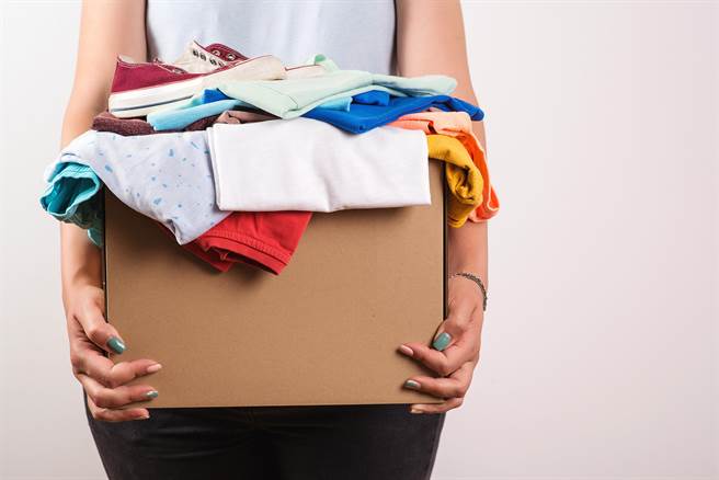 衣柜爆满怎么办？人气十大「二手衣物平台」让你旧衣还能换好康。(示意图／shutterstock)