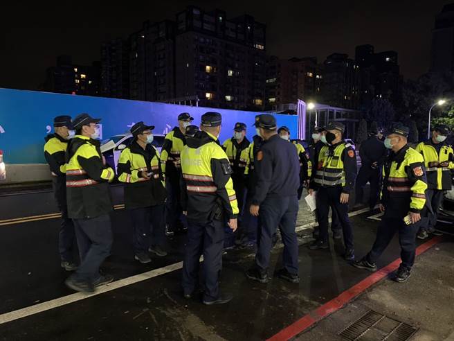 林口警结合扩大临检勤务，选定林口及泰山区治安要点及重要路口等，规划区域性扩大临检及路检勤务，以优势警力实施威力扫荡。(林口分局提供)