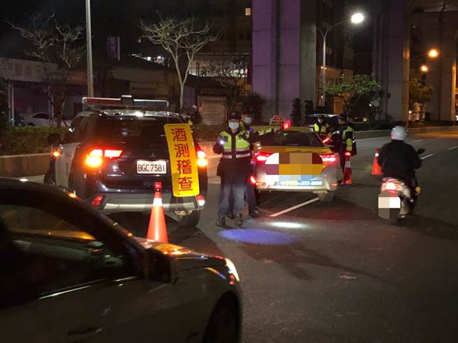 林口警结合扩大临检勤务，选定林口及泰山区治安要点及重要路口等，规划区域性扩大临检及路检勤务，以优势警力实施威力扫荡。(林口分局提供)