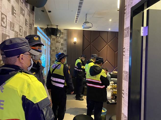 林口警结合扩大临检勤务，选定林口及泰山区治安要点及重要路口等，规划区域性扩大临检及路检勤务，以优势警力实施威力扫荡。(林口分局提供)