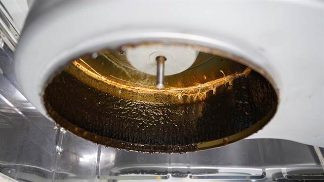 抽油烟机内油垢。（图／HoHo好服务）
