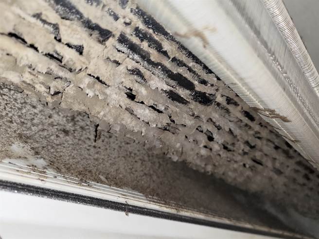 冷气污垢。（图／HoHo好服务）
