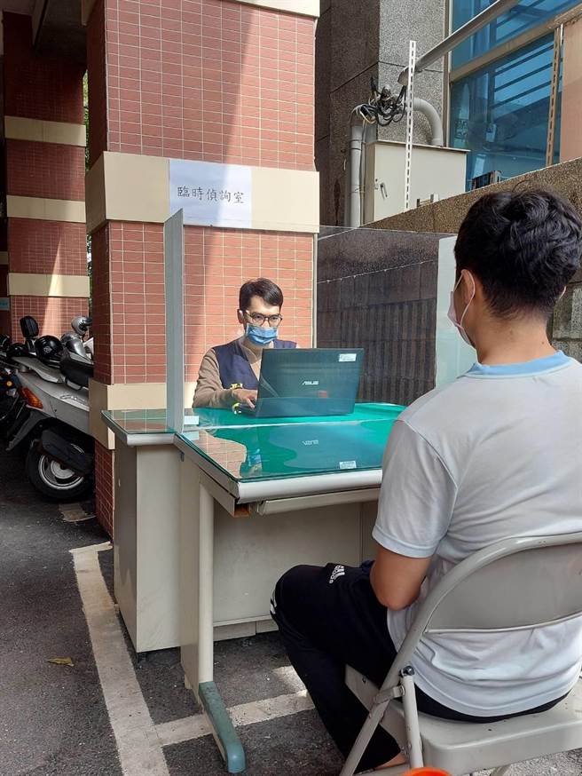 台南市警五分局偵查隊改在戶外受理民眾報案。（警方提供／曹婷婷台南傳真）