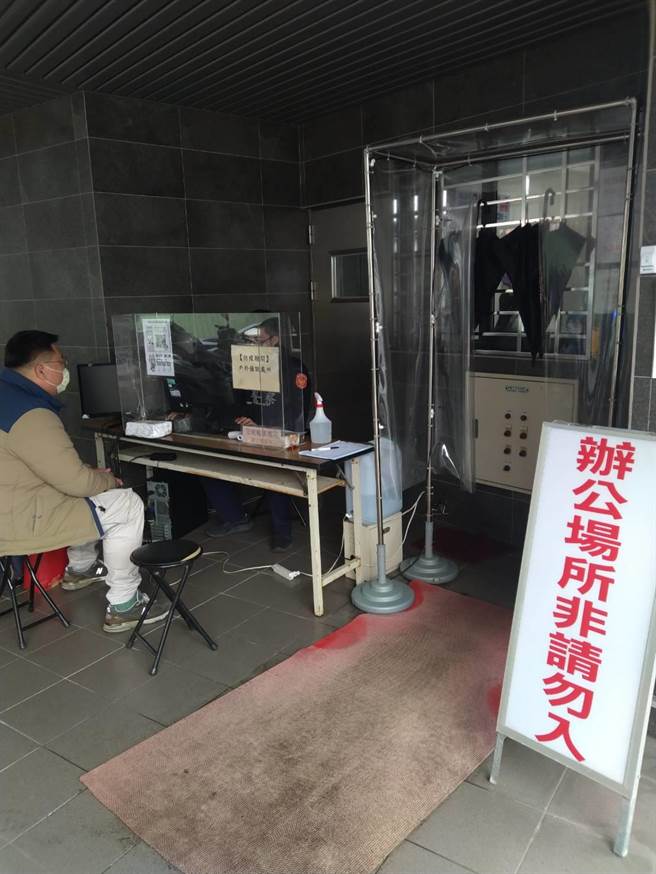 台南市警五分局偵查隊改在戶外受理民眾報案。（警方提供／曹婷婷台南傳真）