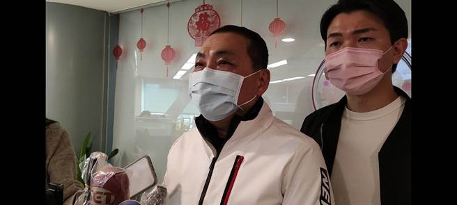 针对酒驾修法，新北市长侯友宜（左）认为酒驾累犯採取预防性会更有效果。（陈慰慈摄）