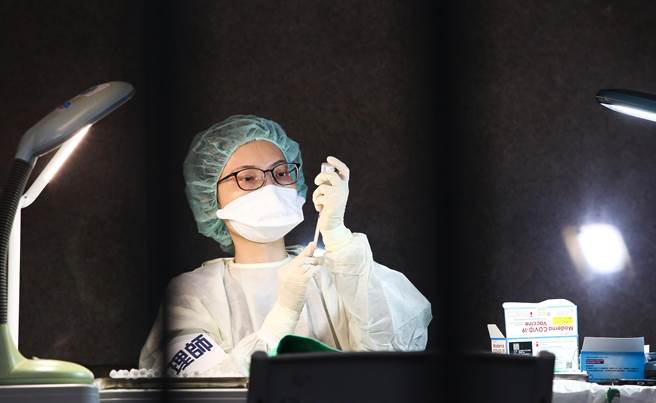 疫情严峻让桃园民眾接种意愿提高，郑文灿表示，1月27日下午将开放65岁以上长者在社区接种站接种莫德纳疫苗，避免长辈没预约到很担心。图为护理师分装疫苗。（资料照，陈俊吉摄）