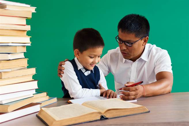 大陸一名父親發現兒子成績不佳，因此翻書本找原因，意外發現兒子手繪的中草藥筆記，讓不少人直呼「現代本草綱目」。(示意圖/達志影像)